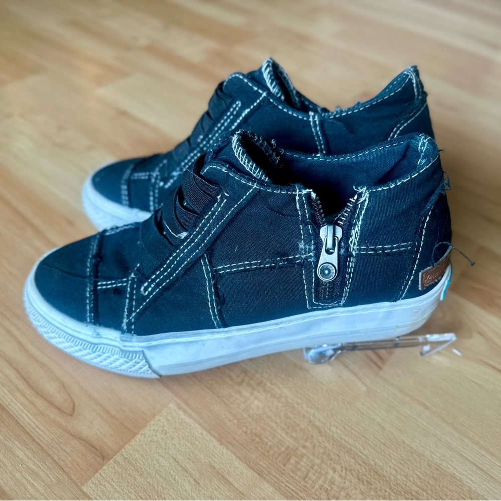Blowfish Malibu Women Mamba Black Color
Washed Canvas Sneaker